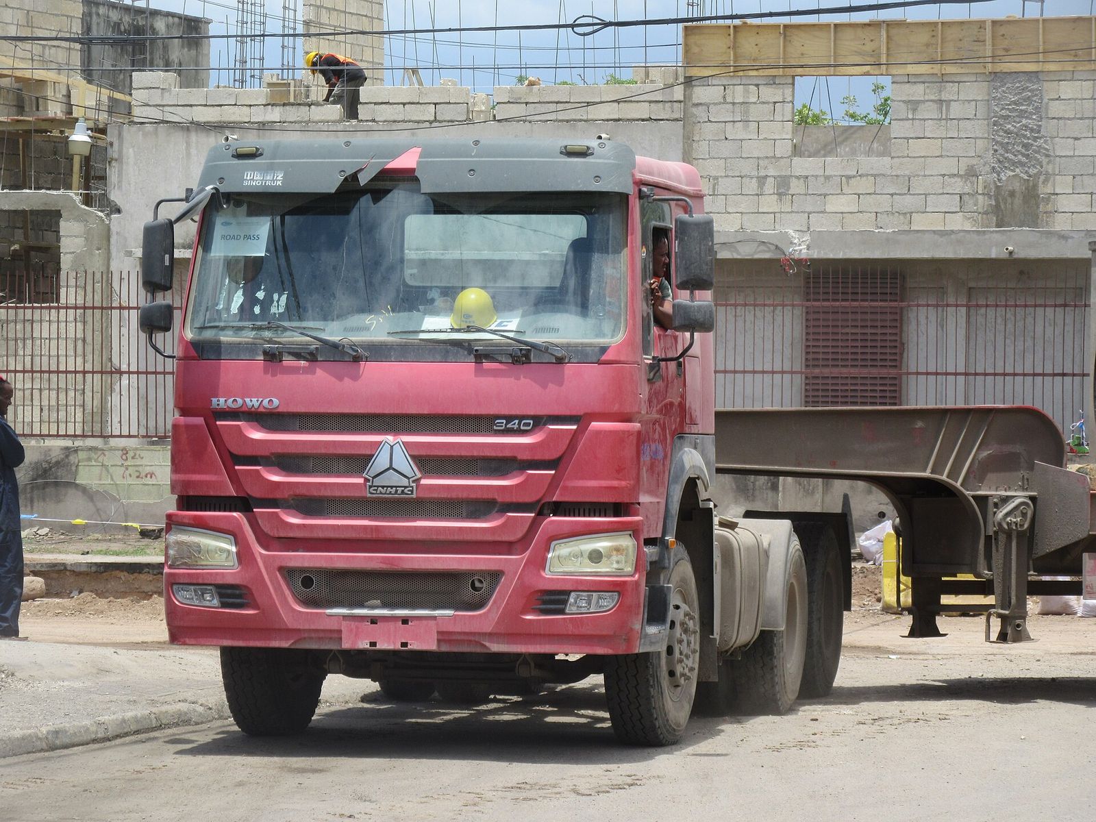 Camion tracteur dans une zone logistique