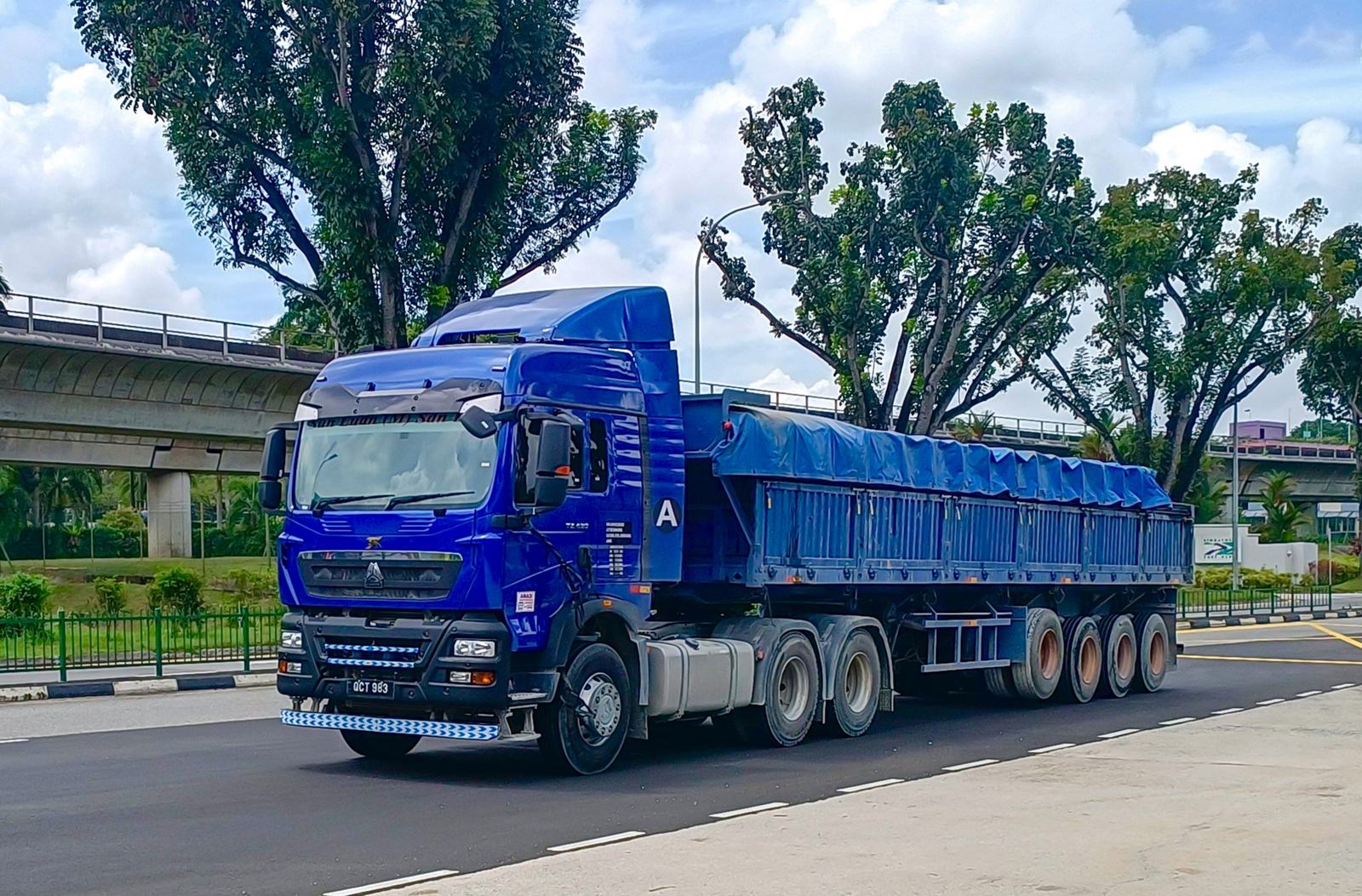 Semi-remorque HOWO TX en configuration tracteur